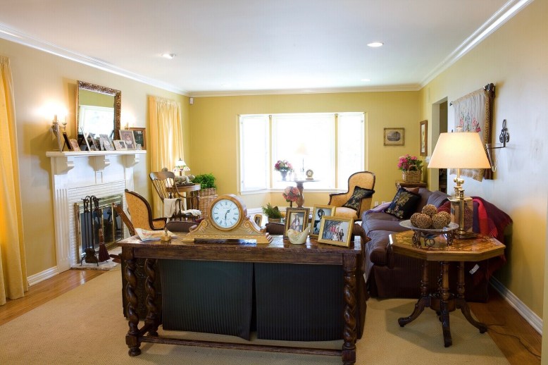 BEFORE-one-day-decorating-living-room