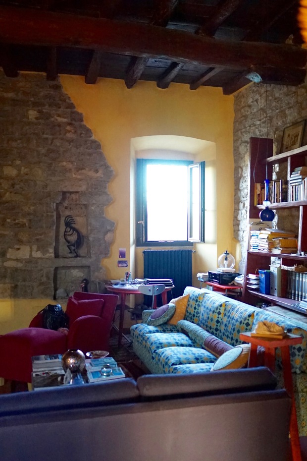 1000-year-old-Tuscan-living-room-architecture